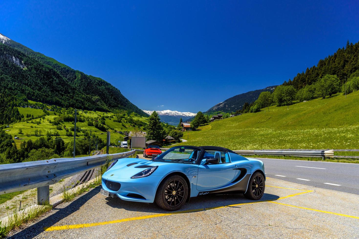 filet, schweiz - april 2017 blauer lotus elise in den schweizer alpen, m foto