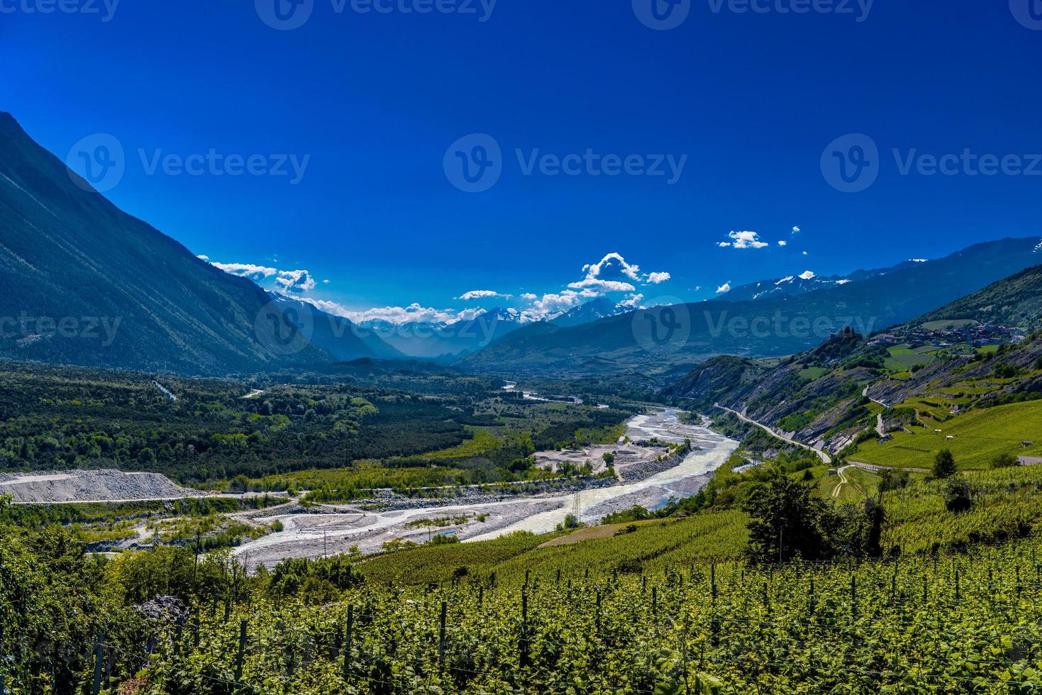 Weinberge und Fluss im Tal der Schweizer Alpen, Leuk, Visp, foto