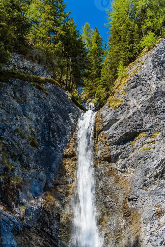 kleiner wasserfall im alpenwald, davos, graubünden, schweiz foto