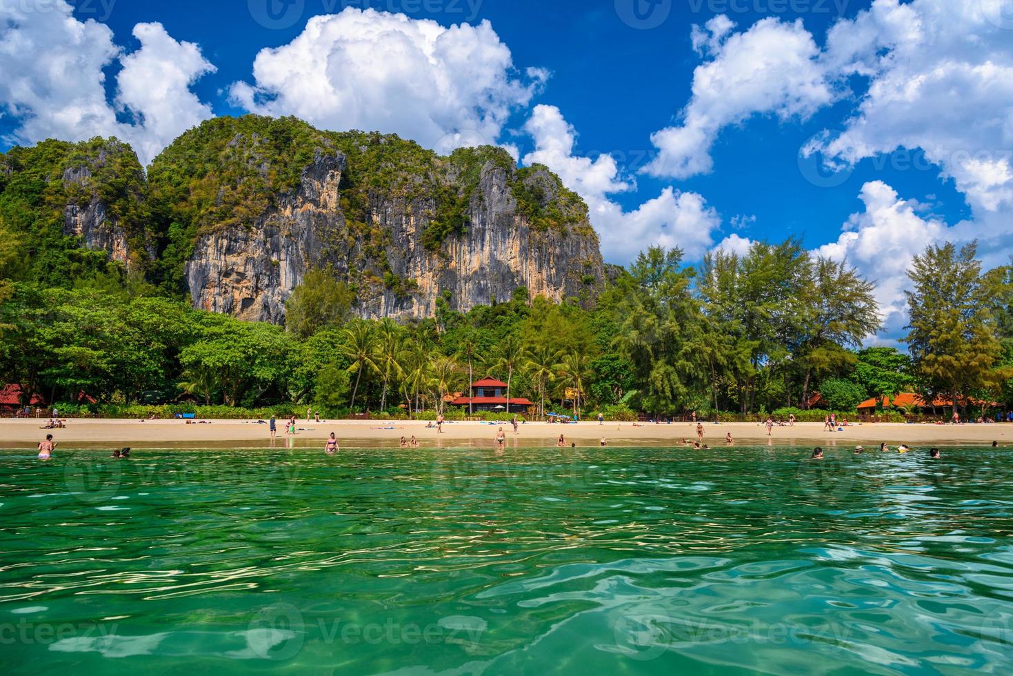 Felsen, Wasser und tropischer weißer Sandstrand, Railay Beach West, a foto