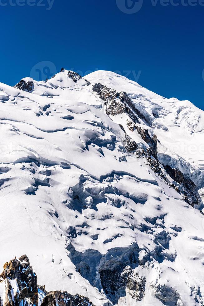 schneebedeckte berge chamonix, mont blanc, haute-savoie, alpen, frankreich foto