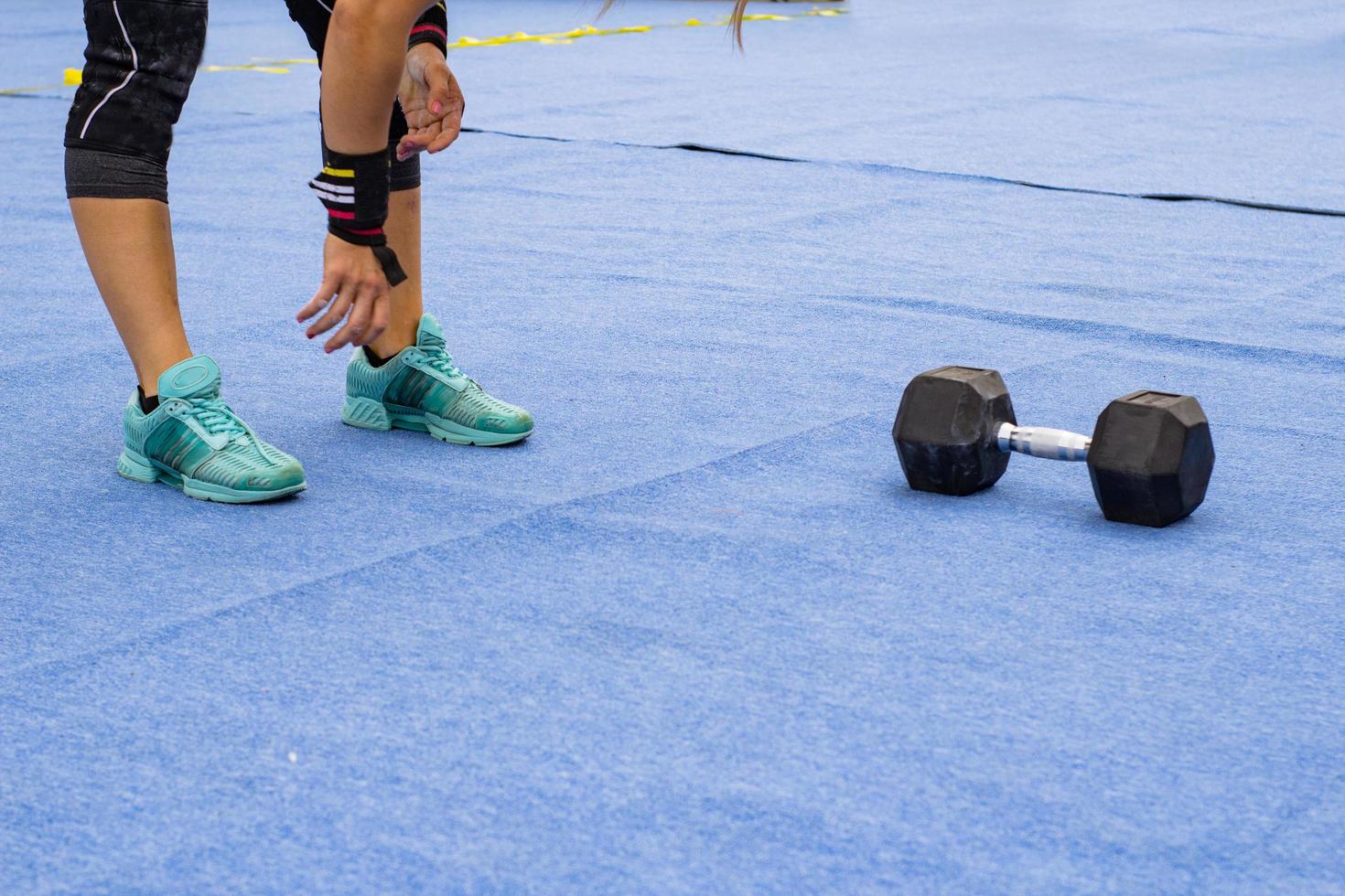 gewichthebegeräte, powerlifting-wettbewerb im freien, nahaufnahmen mit sportgeräten foto