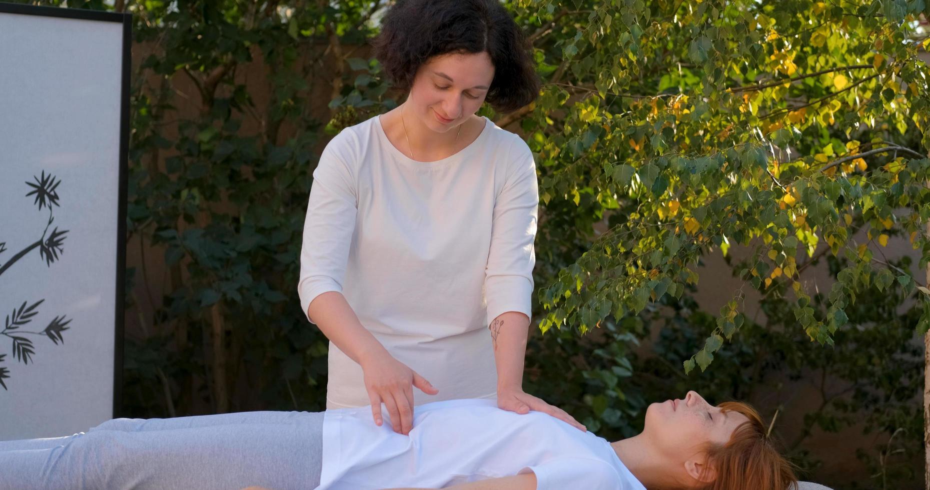 Frau tun traditionelle chinesische Massage im Freien im Sommergarten foto