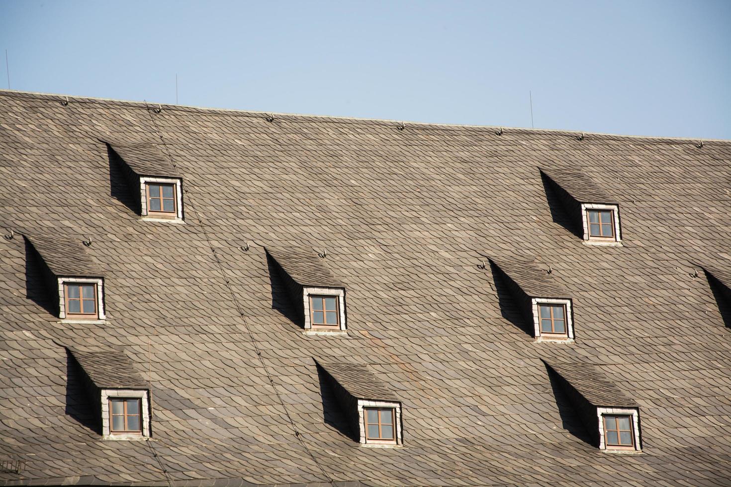 Dach des alten deutschen Hauses mit kleinen Fenstern foto