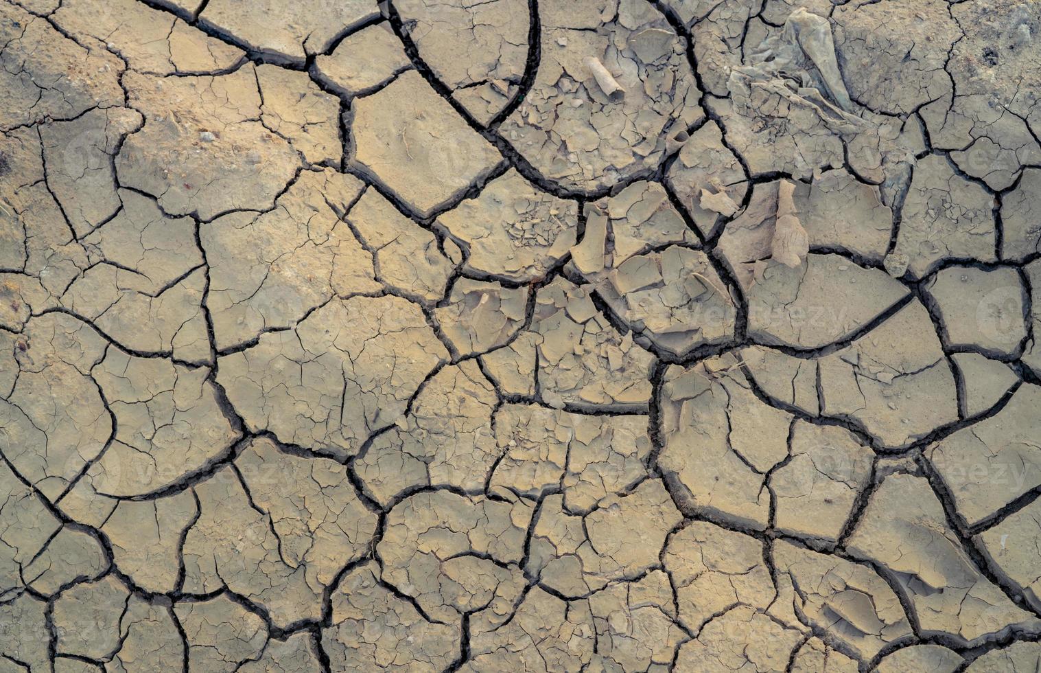 Klimawandel und Dürreland. Wasserkrise. trockenes Klima. Rissboden. die globale Erwärmung. Umweltproblem. Naturkatastrophe. trockener Boden Textur Hintergrund. trockene und rissige haut brauchen feuchtigkeitskonzept. foto