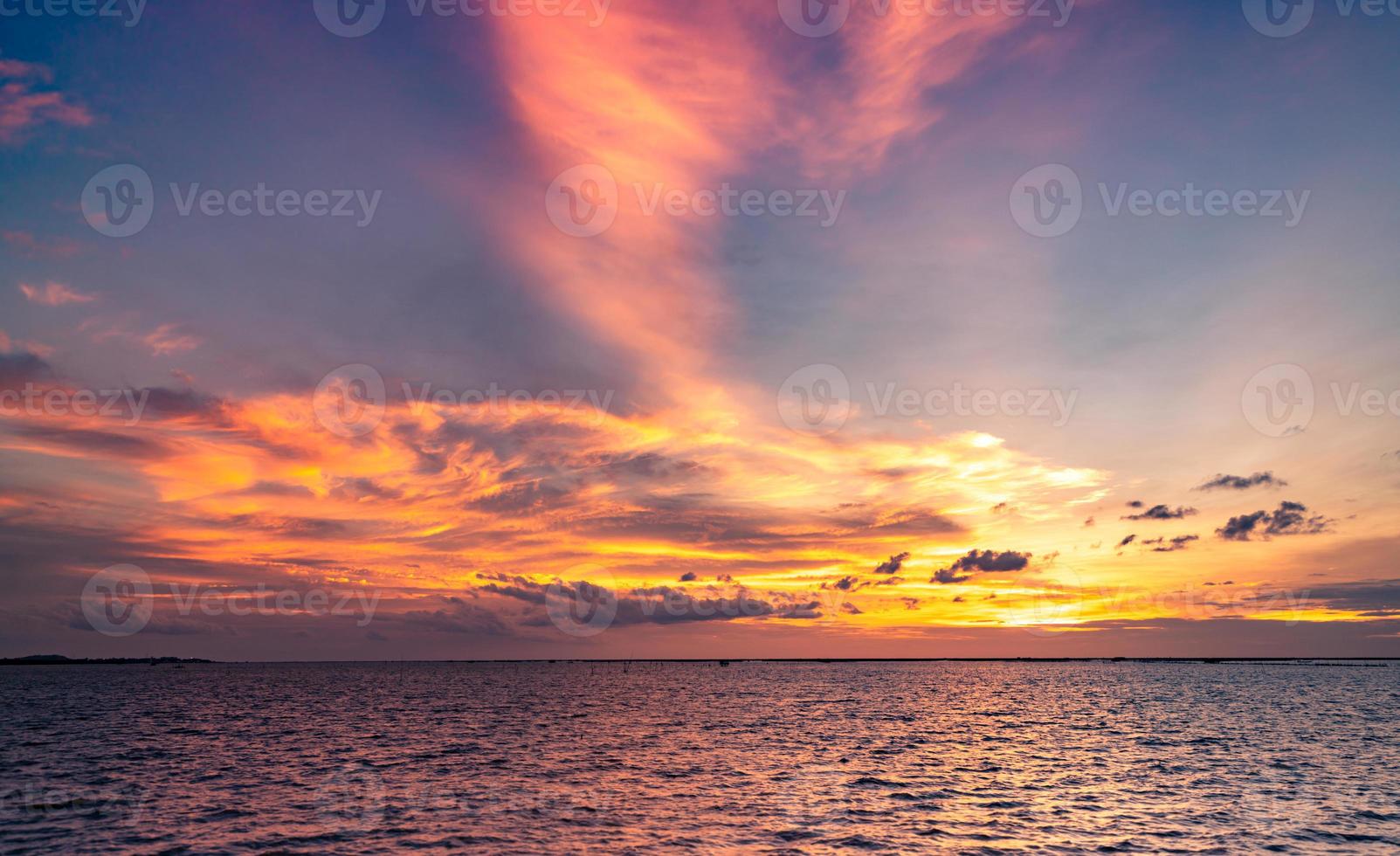 schöner sonnenuntergangshimmel. Sonnenuntergang am Strand. Dämmerung Meer und Himmel. tropisches meer in der dämmerung. dramatischer orangefarbener und blauer Himmel. ruhige See. abstrakter hintergrund des sonnenuntergangs. goldener himmel am abend. beruhige und entspanne das Leben. foto