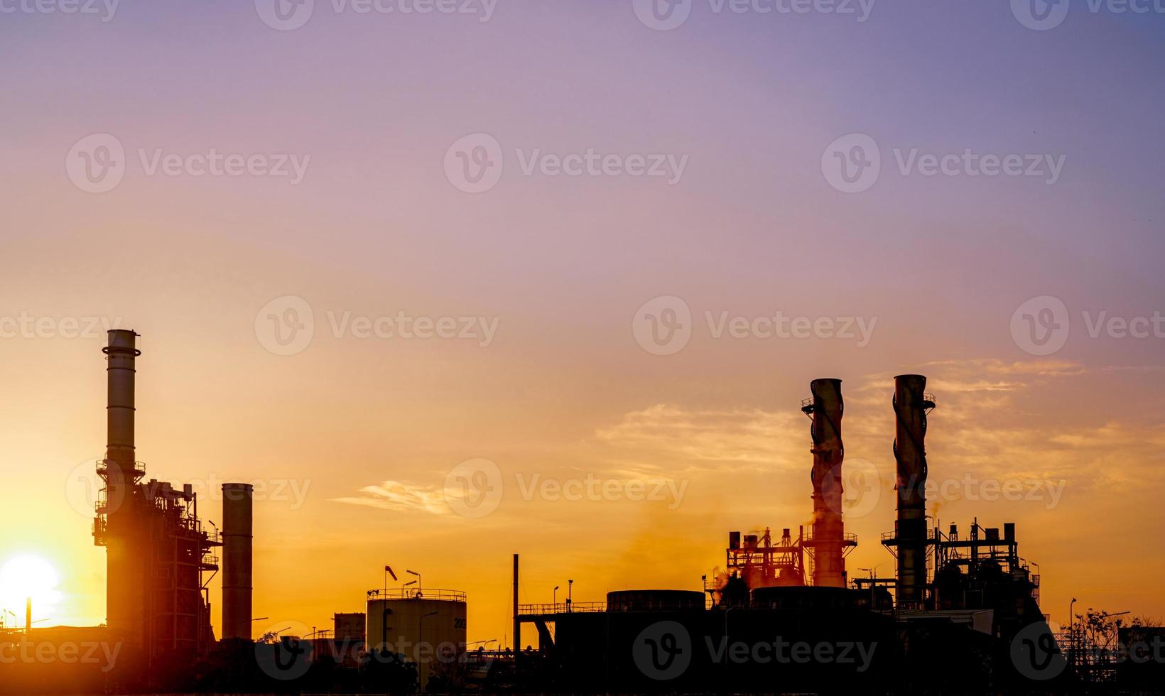 elektrisches Gasturbinenkraftwerk. Energie für Support-Fabrik im Gewerbegebiet. Erdgastank. kleines Gaskraftwerk. Kraftwerk mit Erdgas als Brennstoff. grüne Energie. dramatischer sonnenuntergangshimmel. foto