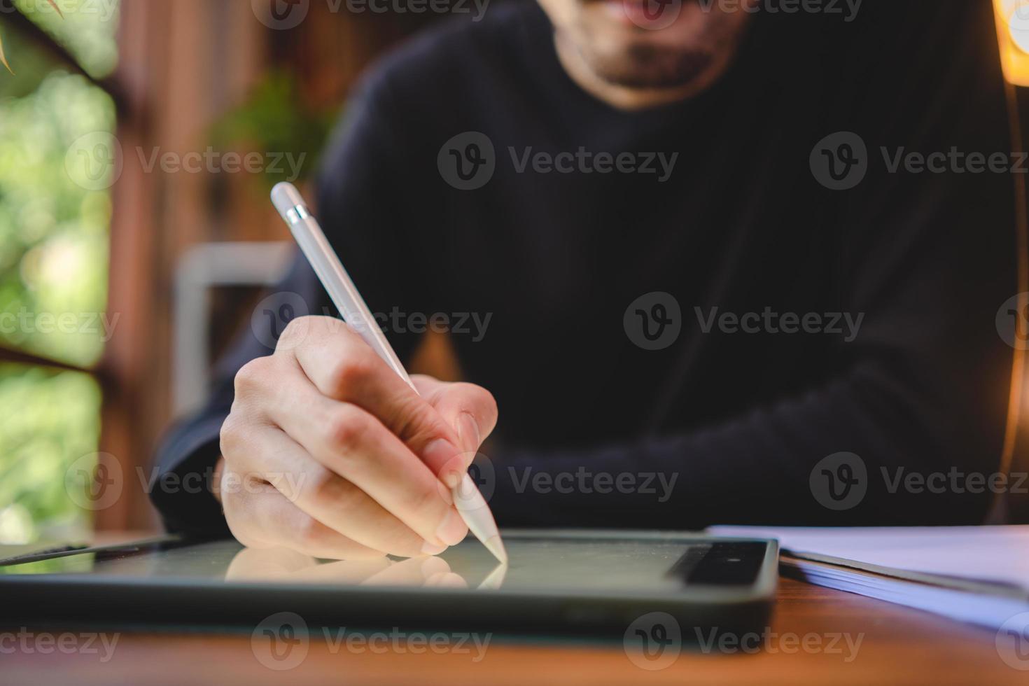 Verwendung professioneller digitaler Tablet-Technologie zum Schreiben einer Geschäftsarbeit, moderne Online-Bildschirm-Cyberspace-Kommunikation, Handschrift über weißen Stift, Lifestyle mit demselben Laptop oder Notebook foto