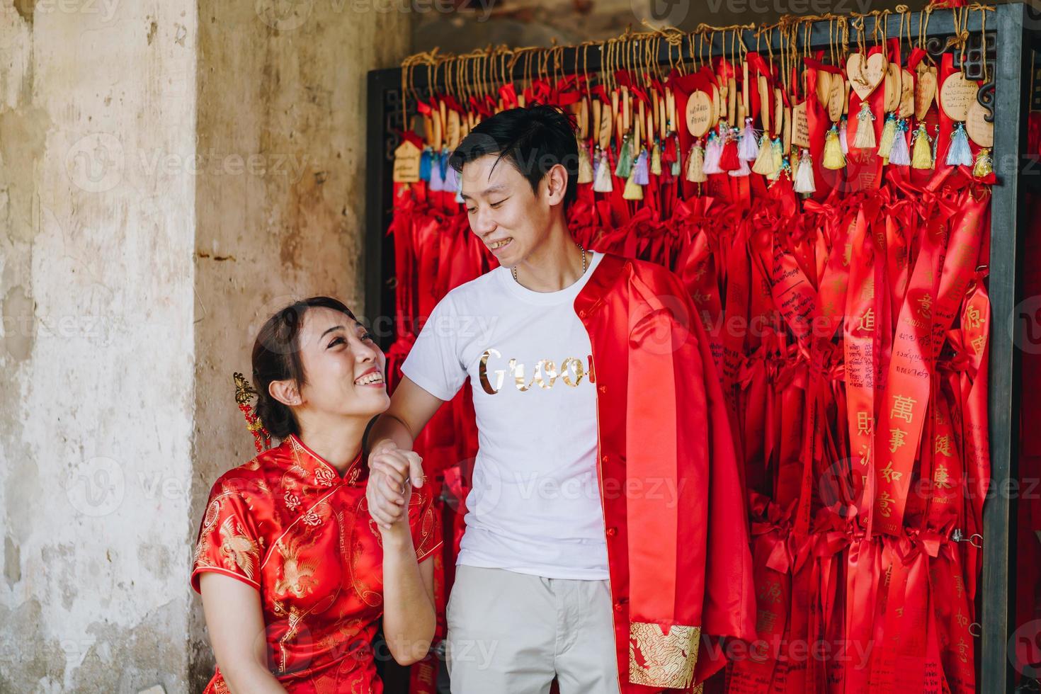 glückliches junges asiatisches paar in chinesischen traditionellen kleidern foto