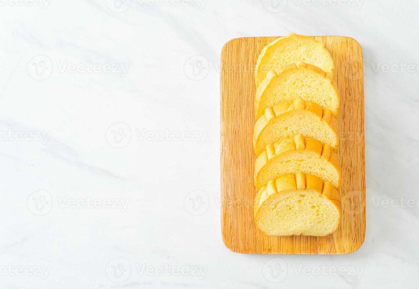 Kartoffelbrot auf Holzbrett geschnitten foto