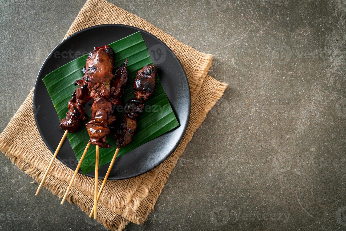 Gegrillter Hühnerleber-Spieß im asiatischen Stil foto