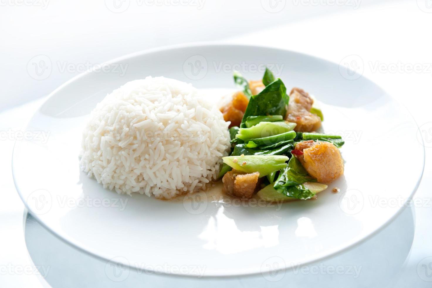 Rühren Sie gebratenen Grünkohl mit gesalzenem Fisch-chinesischem Essen foto