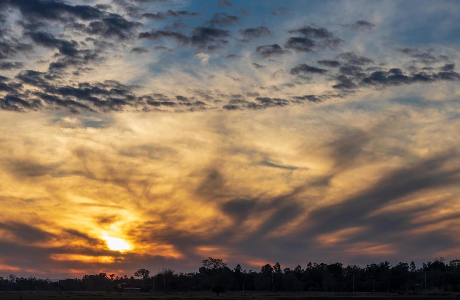 Sonnenaufgang am frühen Morgen über der Landschaft. foto