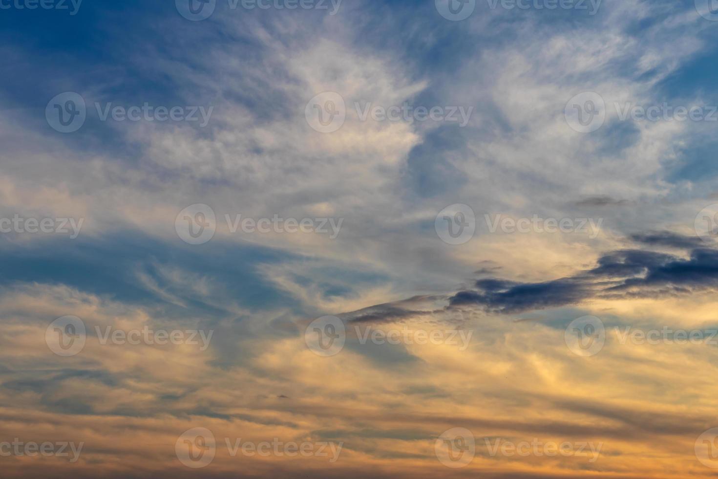 bewölkter Himmelshintergrund mit Sonnenaufgang am frühen Morgen. foto