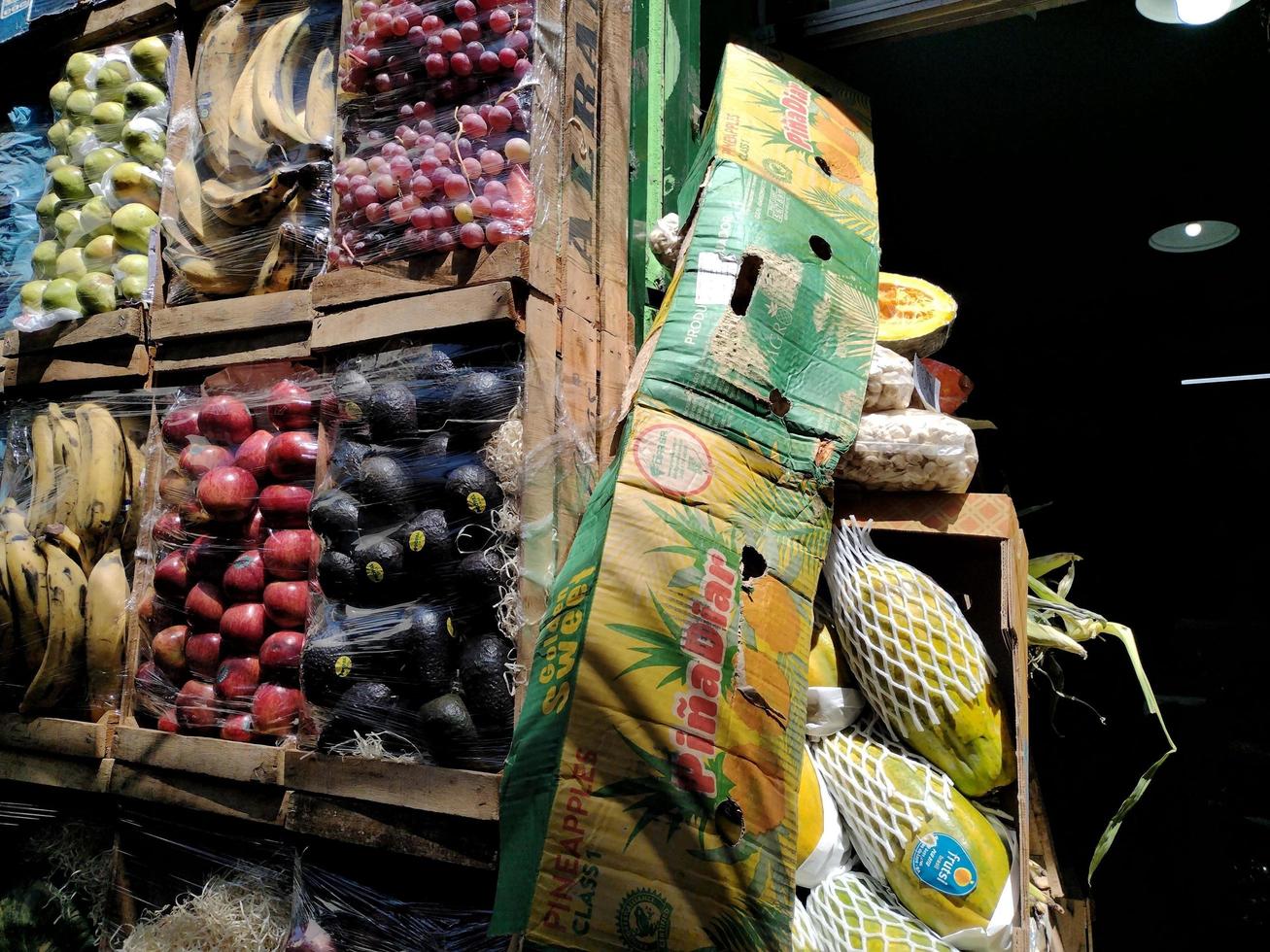 Buenos Aires, Argentinien. 2022. Buntes Gemüse am Ladeneingang foto