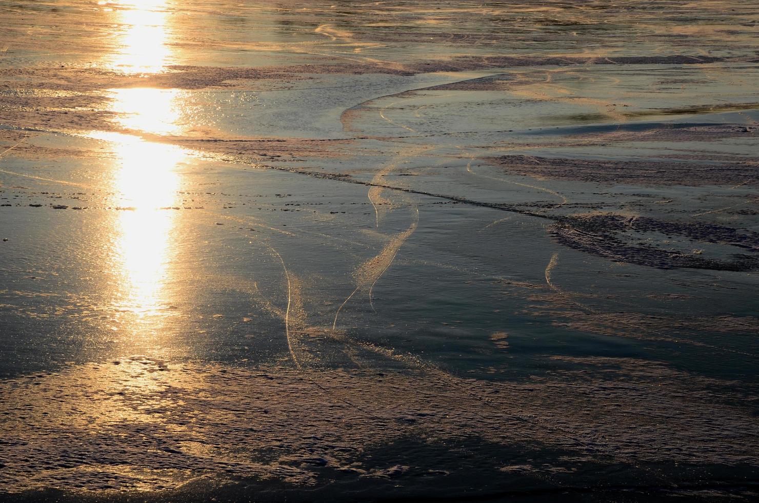Eislaufspuren mit Sonne foto