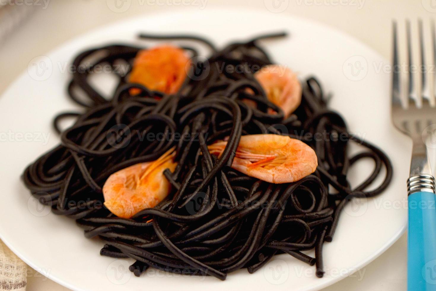 schwarze Spaghetti mit Garnelen foto