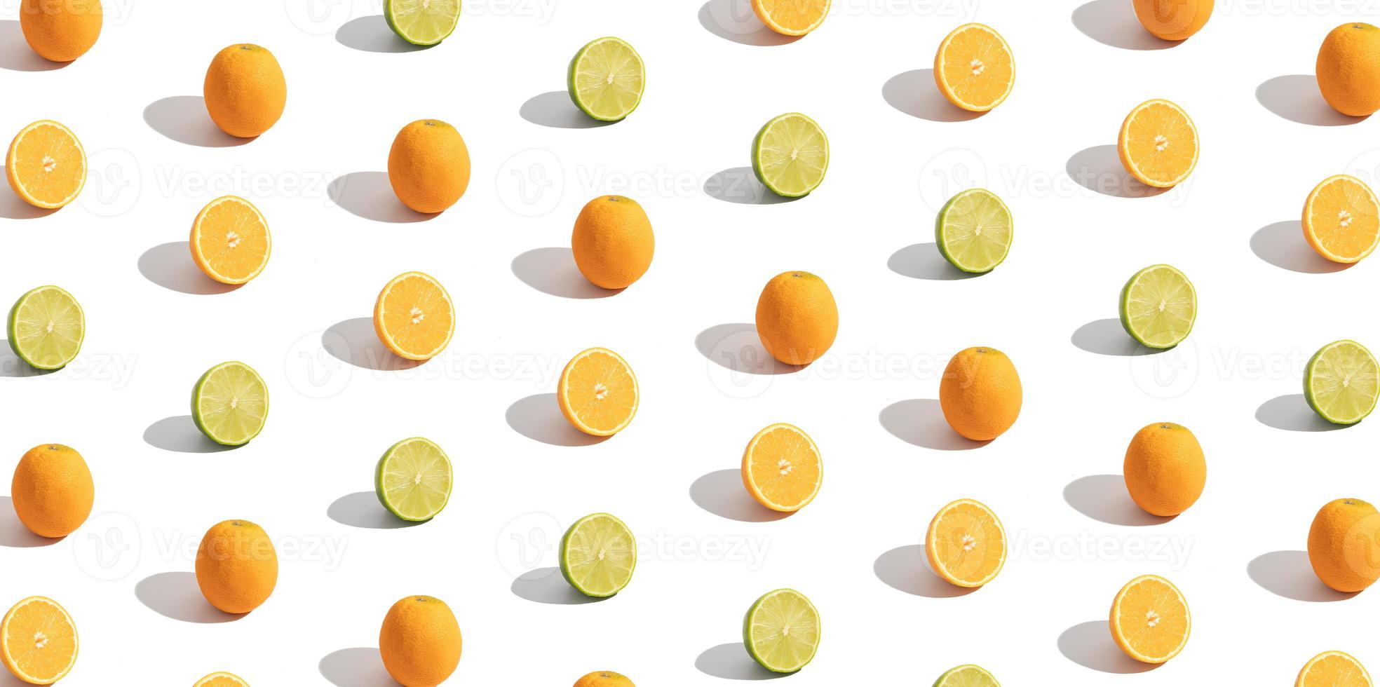 Banner mit Zitrusfrüchten in Scheiben geschnitten Orange und Limette isoliert auf weiss. abstrakter Sommerhintergrund foto