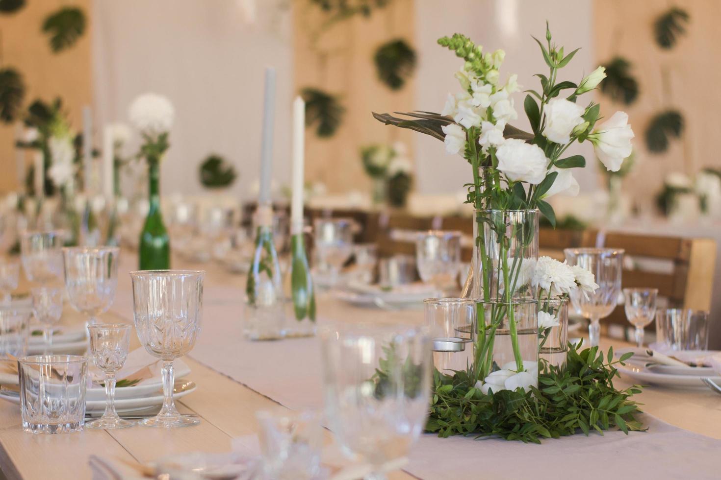 Hochzeitseinrichtung, Blumenschmuck, handgefertigtes einfaches Dekor foto