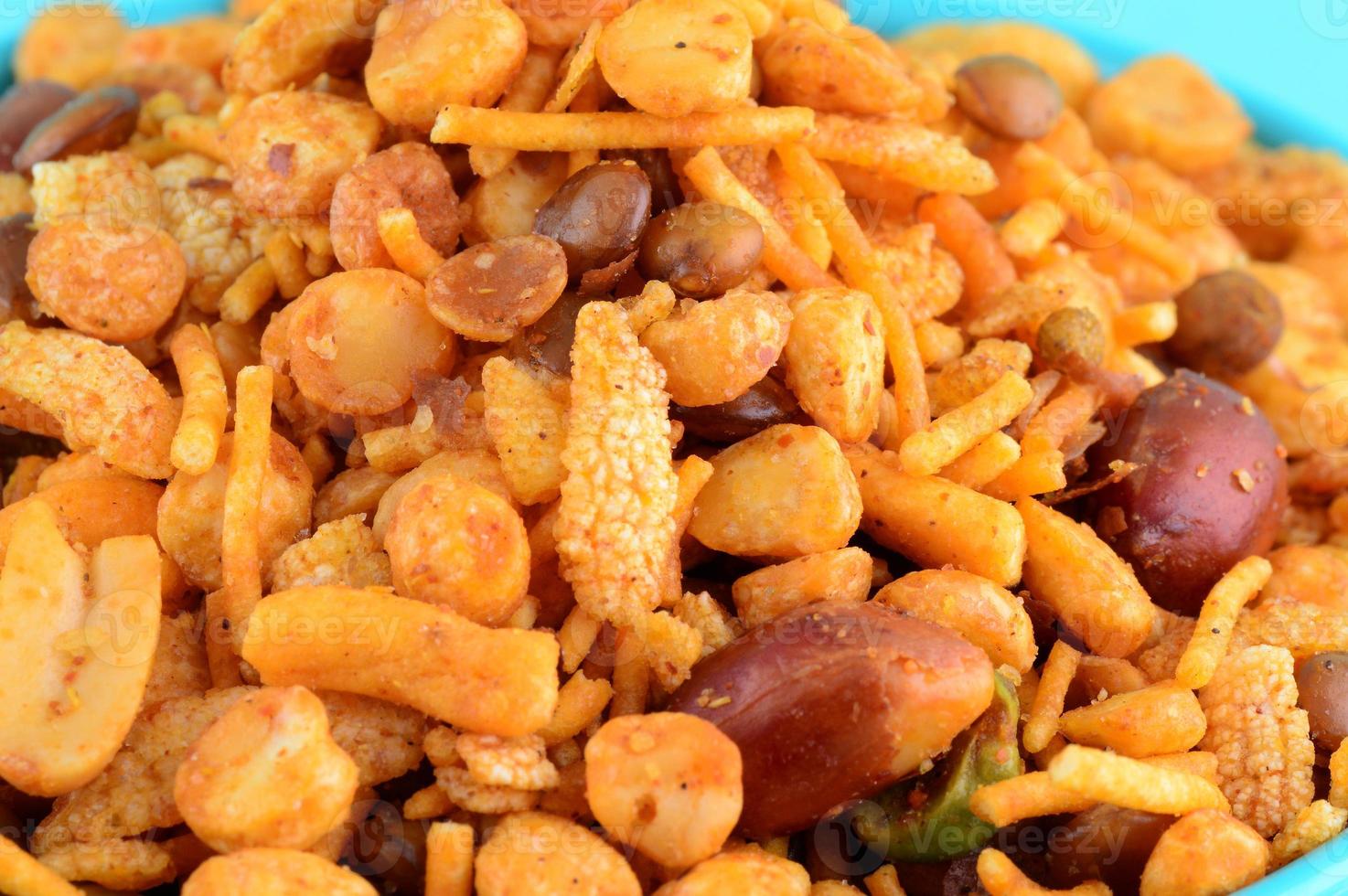 indische Snacks Mischung geröstete Nüsse mit Salz Pfeffer Masala, Hülsenfrüchte, Channa Masala dal grüne Erbsen in blauer Schüssel in foto