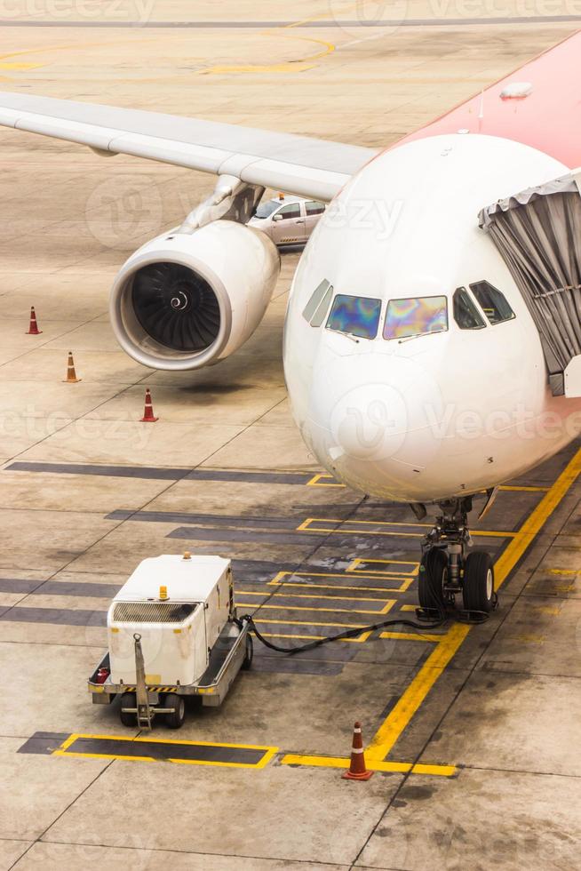 Flugzeugwartung Hauptausrüstungskontrolle am Flughafen vor dem Abflug aus Sicherheitsgründen. foto