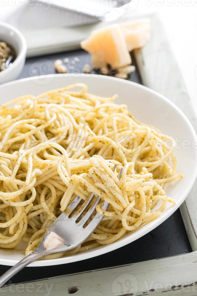 Spaghetti mit Pesto und Käse, Nahaufnahme, selektiver Fokus foto