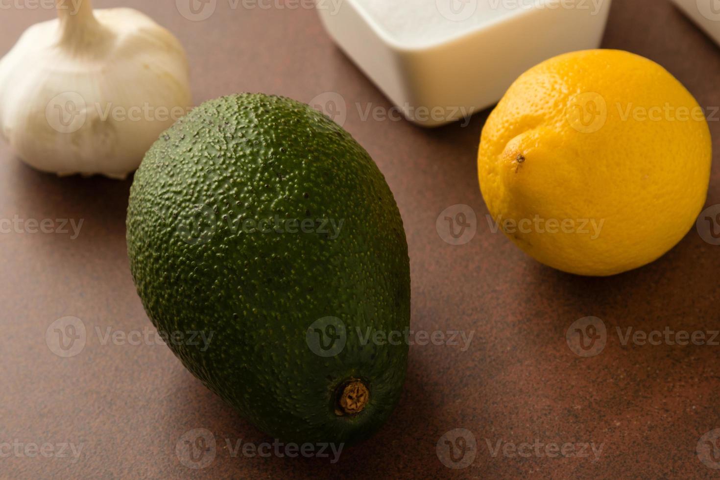 Avocado auf Tisch foto