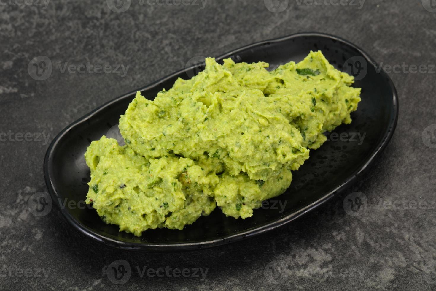 Avocado-Guacamole-Sauce mit Chilipfeffer foto