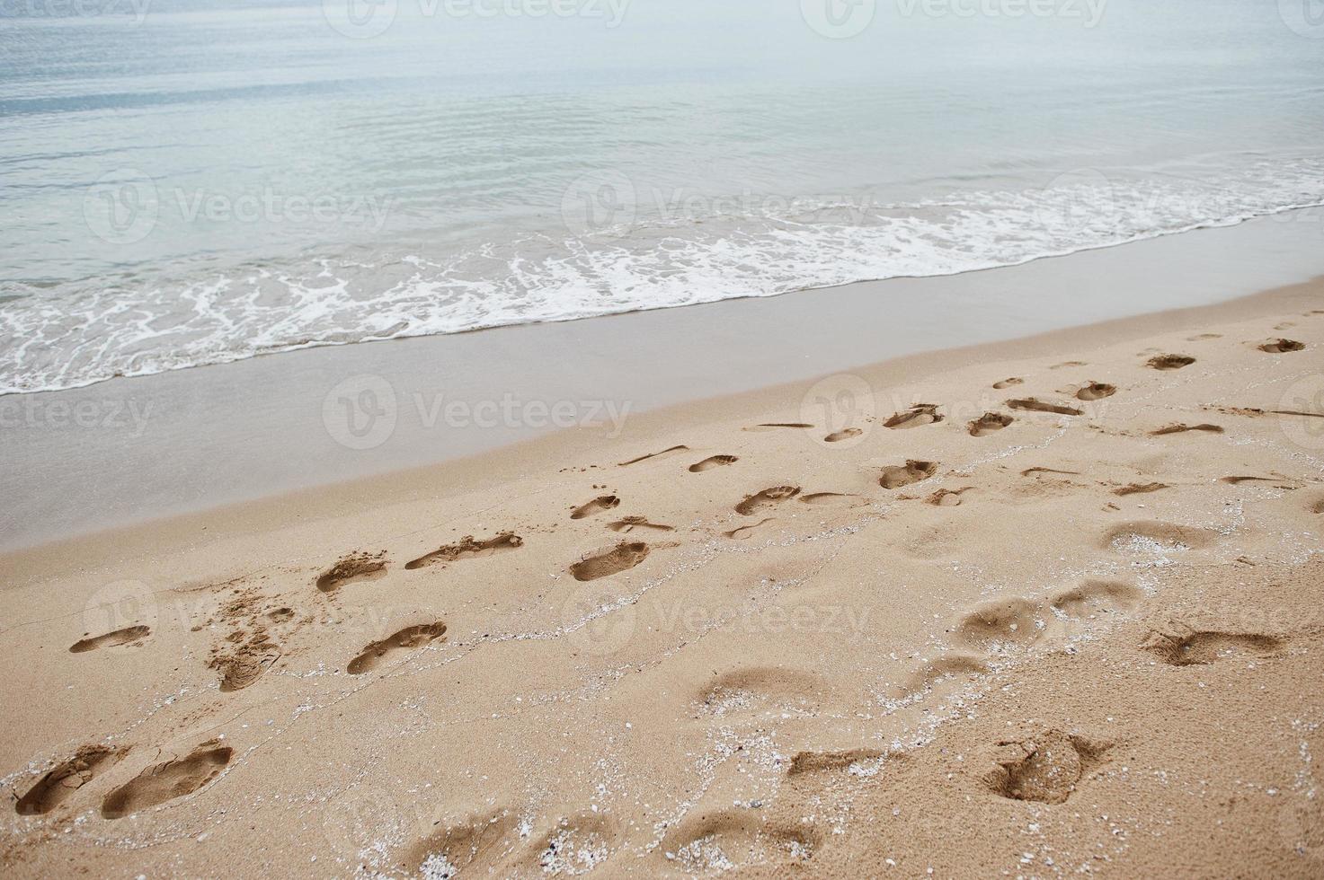 Fußspuren im Sand am Sonnenstrand am Schwarzen Meer in Bulgarien. sommerferien reisen urlaub. foto