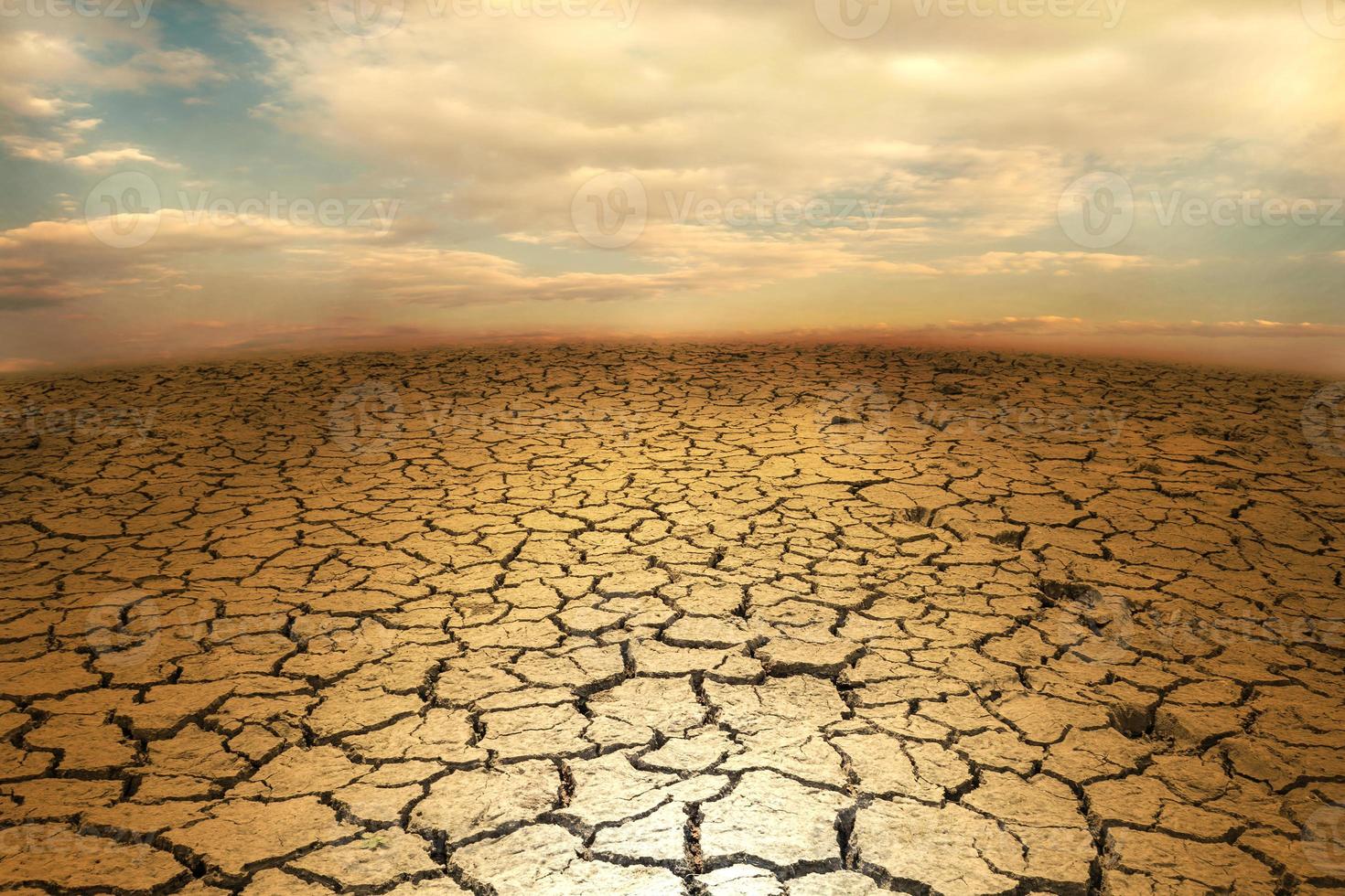 rissiger Boden Erde Wüstengelände mit Himmel foto