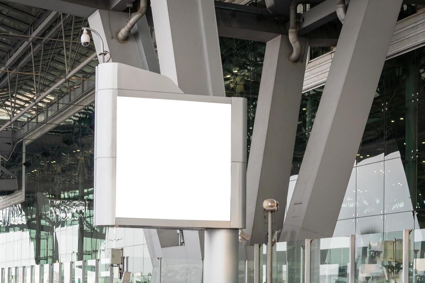 mockup-bild von leeren plakatplakaten und in der flughafenterminalstation für werbung geführt foto