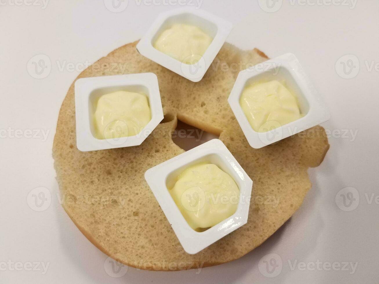 Brötchen mit Butter foto