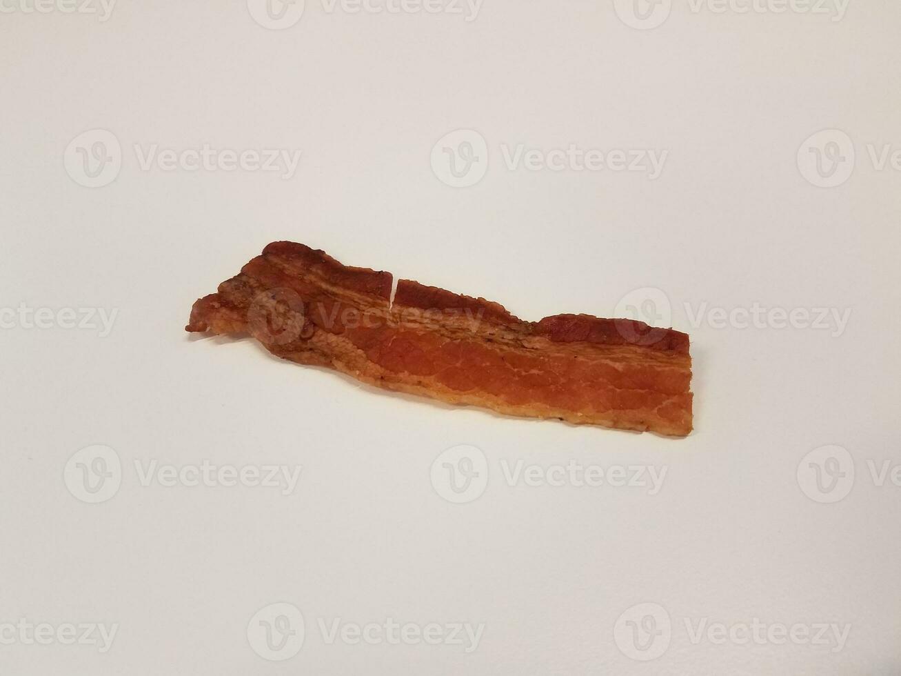 Speckstreifen oder Fleisch auf weißer Oberfläche oder Tisch foto