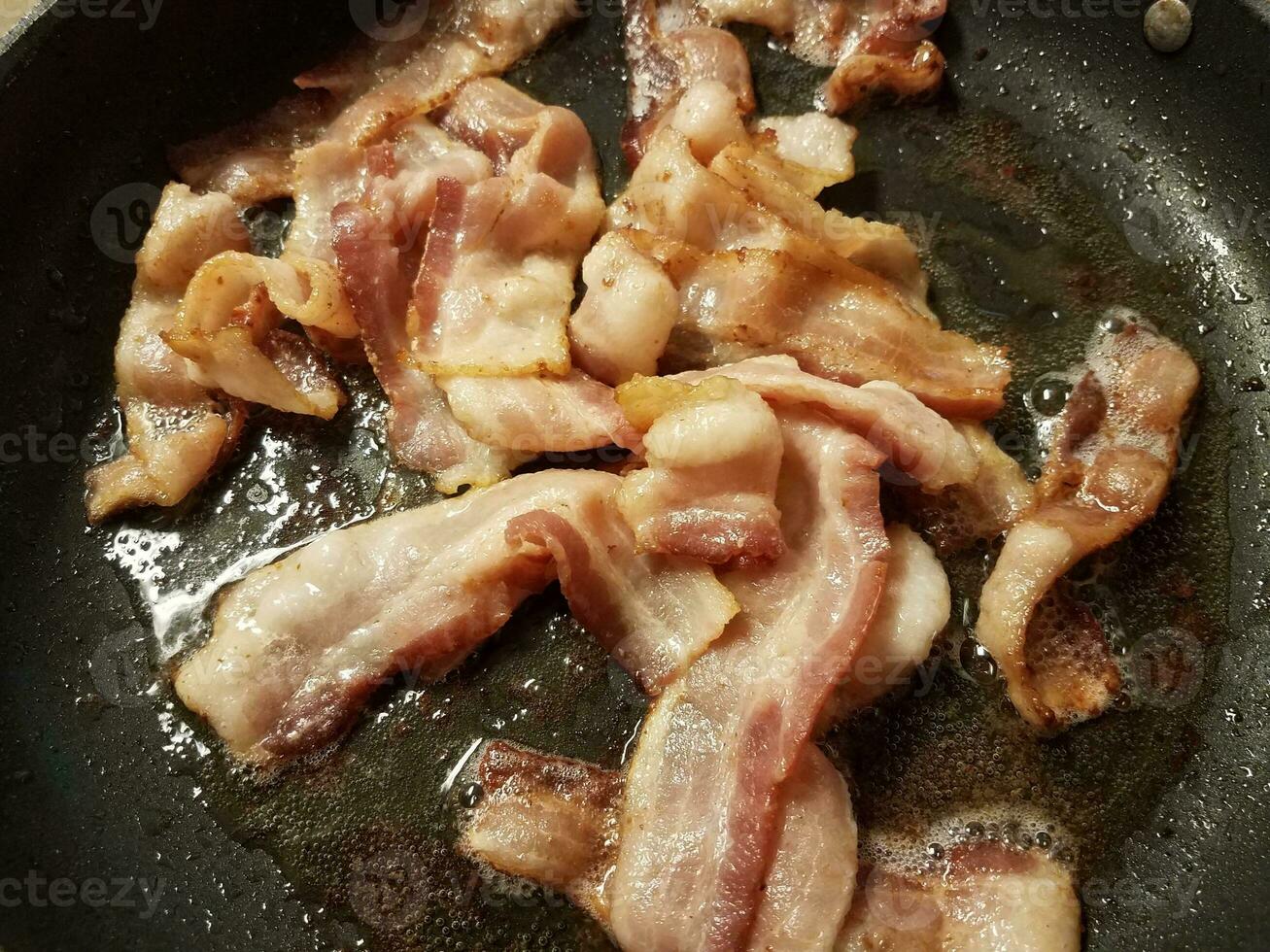 Speckstreifen, die in der Bratpfanne oder Pfanne gekocht werden foto