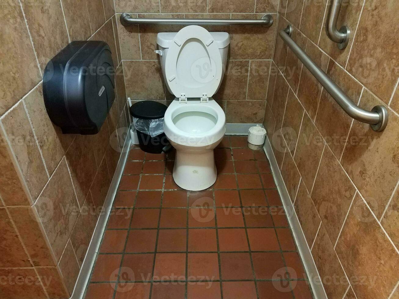 Badezimmer mit Toilette und Fliesenböden foto