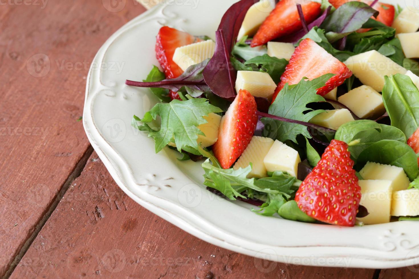 Gourmet-Salat mit frischen Erdbeeren und Käse foto