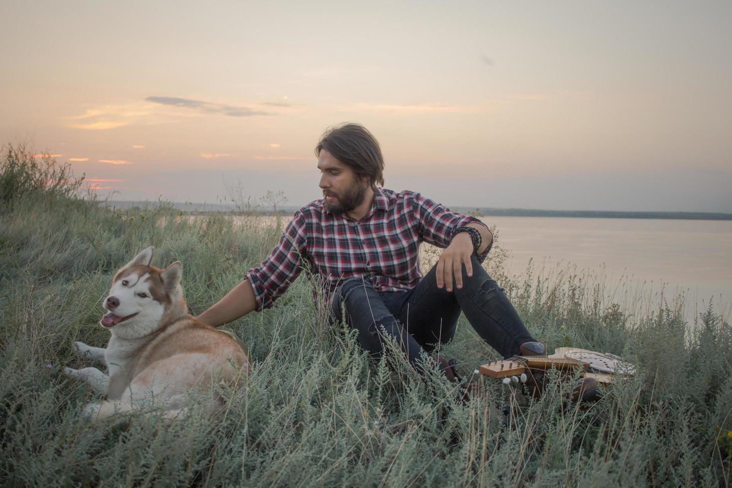 junger männlicher reisender mit heiserem hund foto