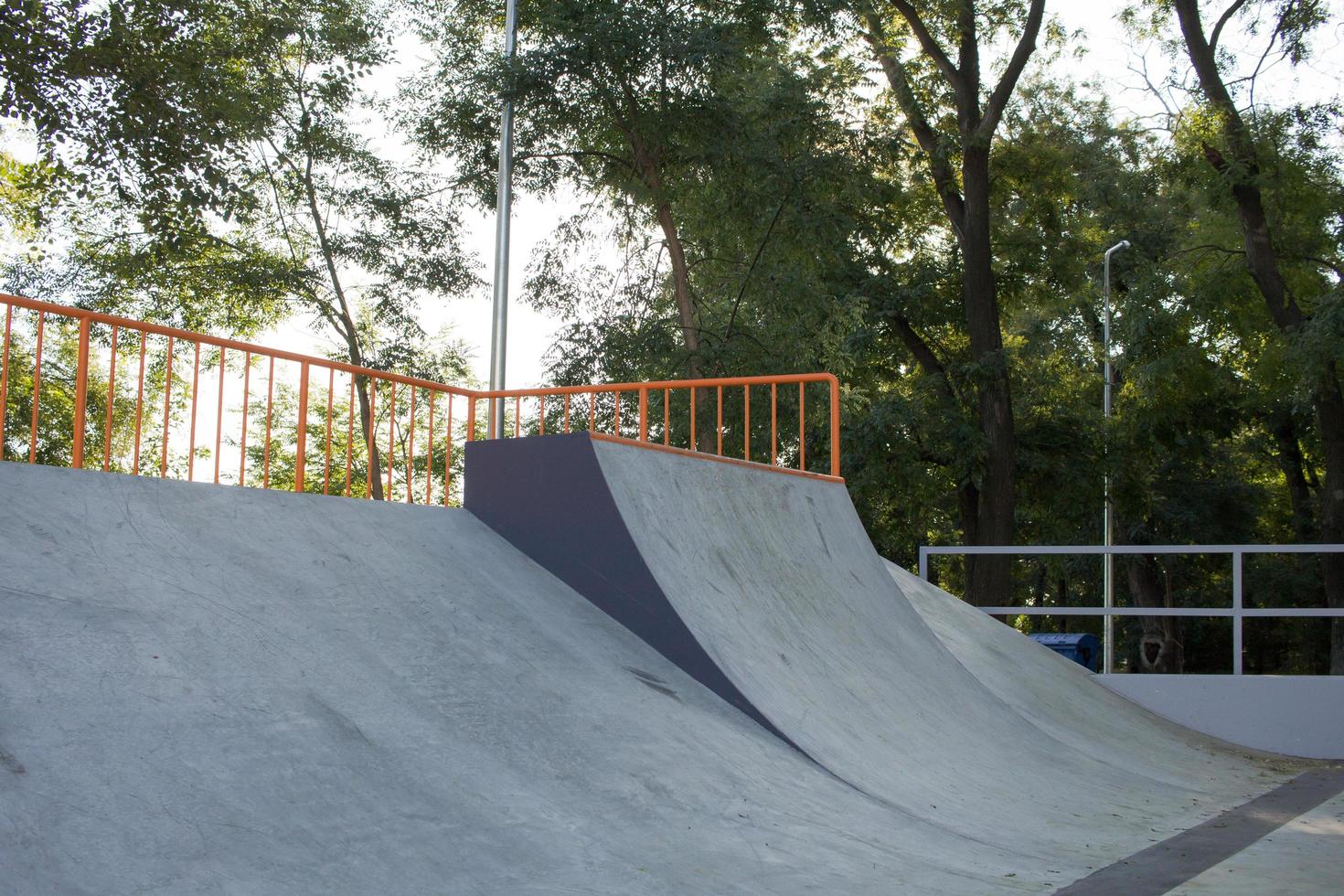 BMX-Fahrertraining und Tricks auf dem Straßenplatz, Fahrrad-Stuntfahrer im cocncrete Skatepark foto