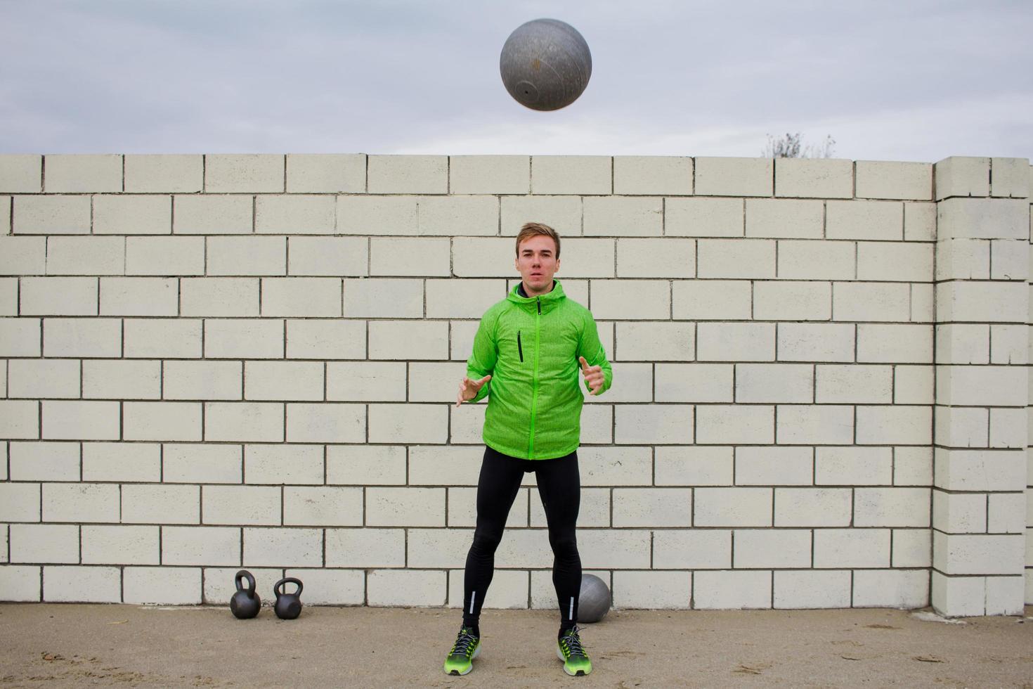 Läufertraining an sonnigen Tagen, Meereshintergrund foto