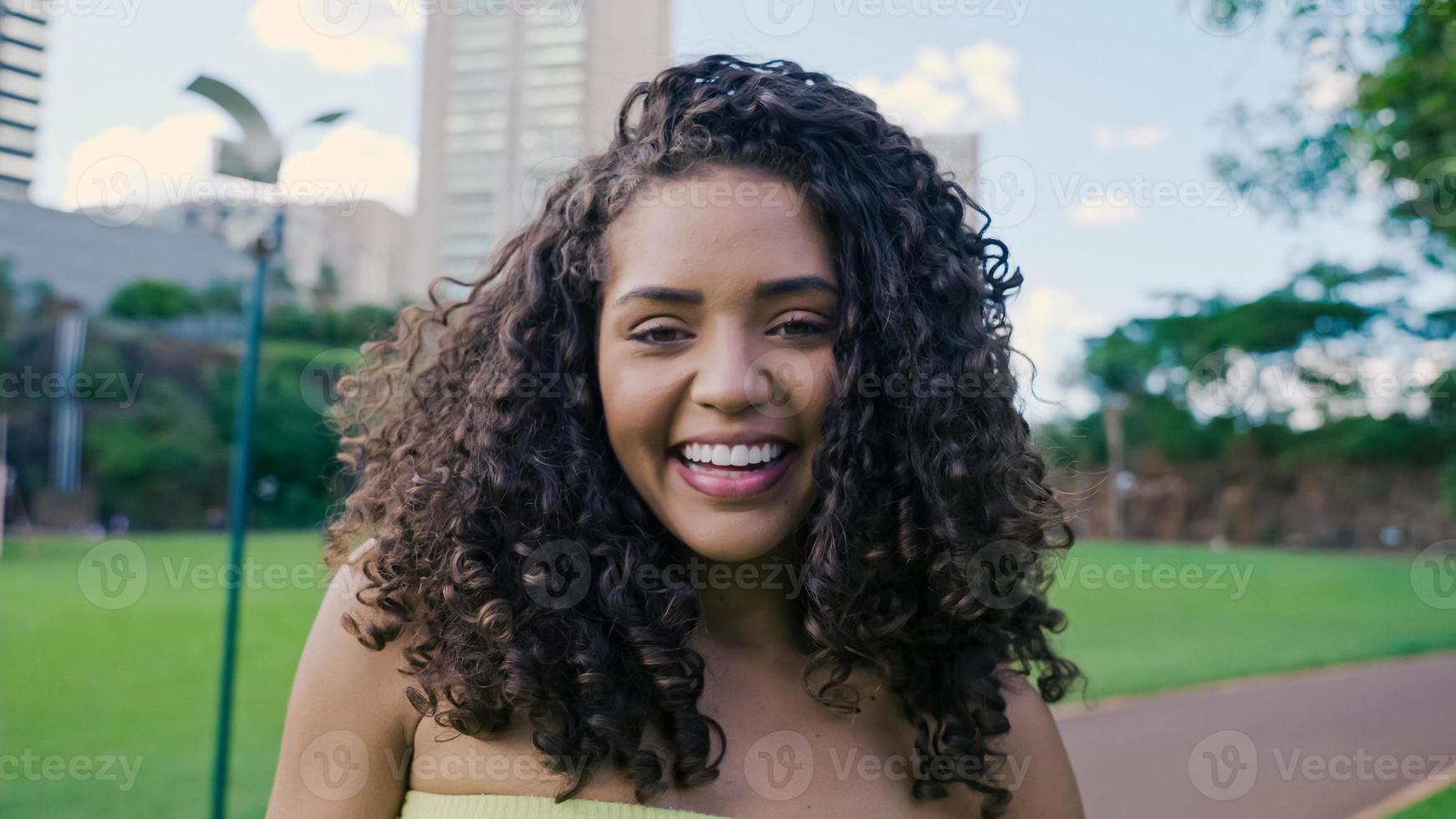 lächelnde junge lateinische frau. Freude, positiv und Liebe. schönes brasilianisches Mädchen. foto