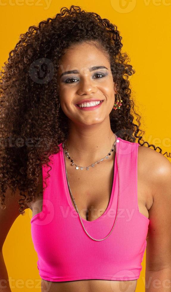 schönes afrikanisch-amerikanisches Mädchen mit einem Afro-Frisurlächeln. Schönheitsporträt einer afroamerikanischen Frau mit Afro-Frisur und Glamour-Make-up. brasilianische junge Frau. foto