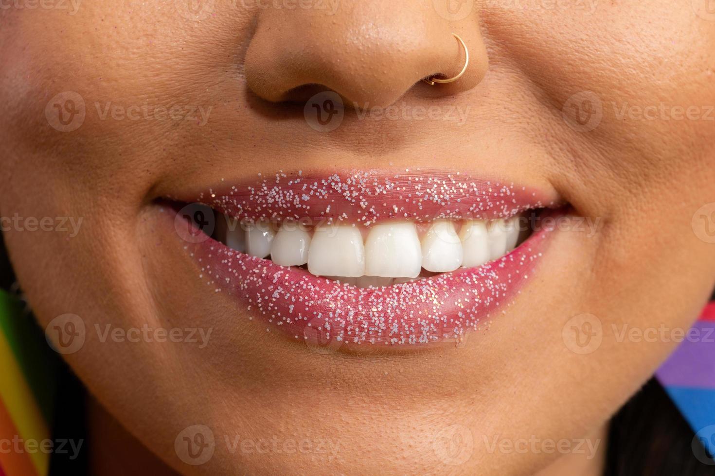 karnevals-make-up zur feier des brasilianischen karnevals. schminklippen trend für den karneval. foto