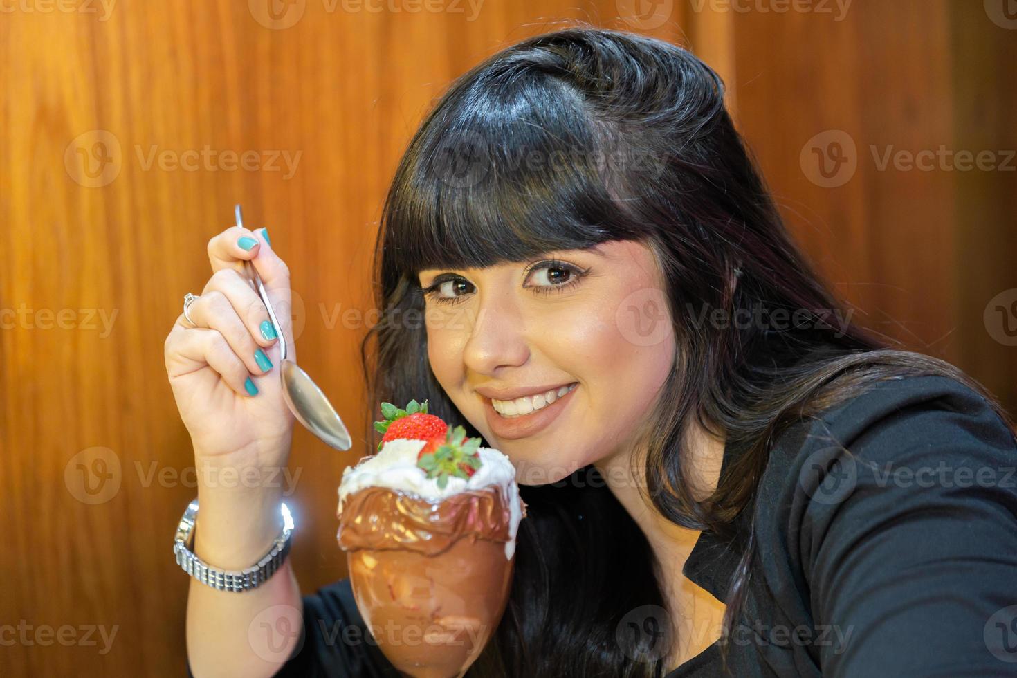 Eiscremeweiß mischt Erdbeere mit hohen Kalorien, kann Sie fett machen, weicher Fokus, verschwommen. leckerer Vanille- oder Schokoladeneisbecher mit Erdbeere. foto