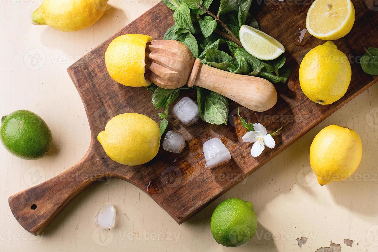 Zitronen, Limetten und Minze foto