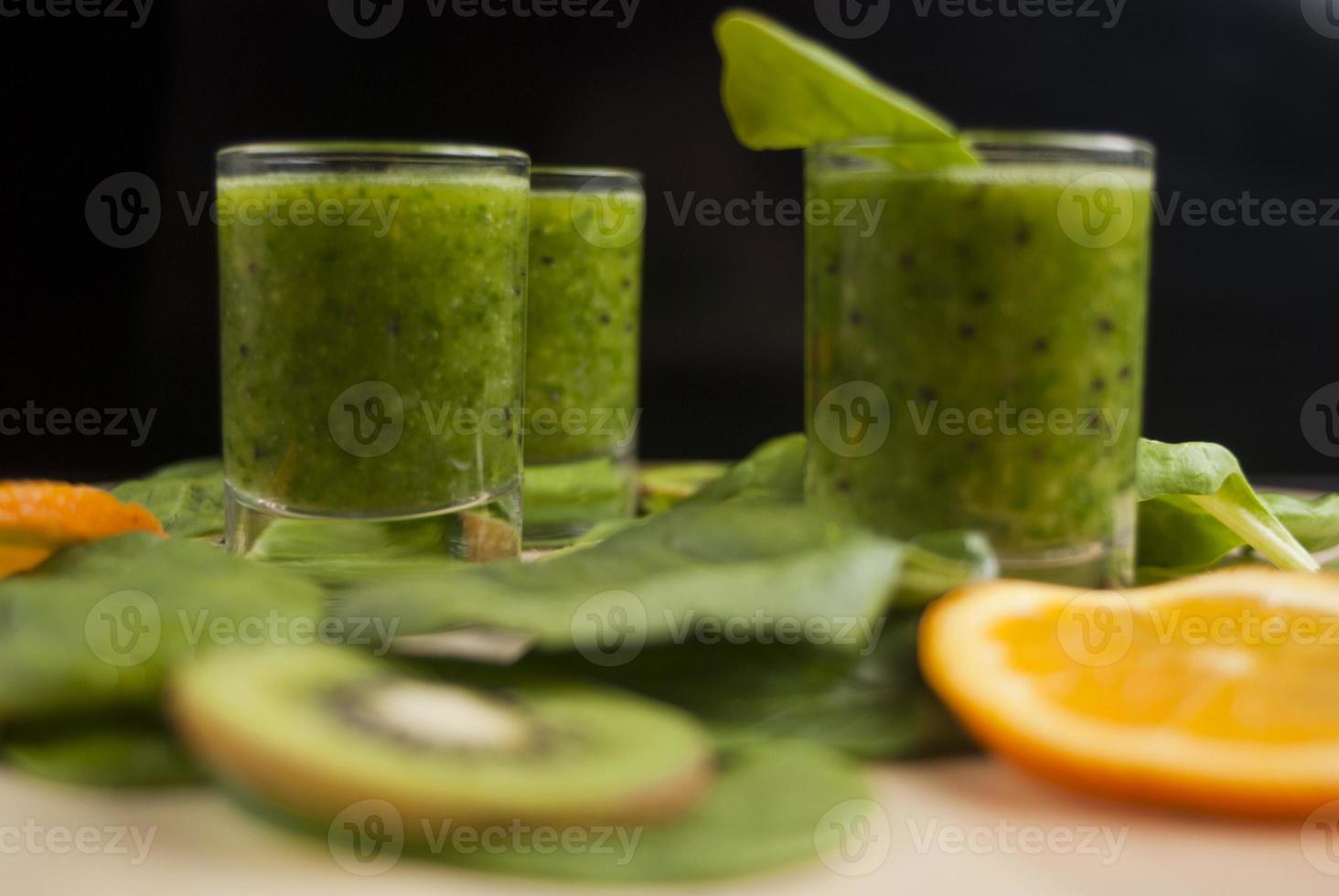 frischer grüner Smoothie mit Spinat und Kiwi foto