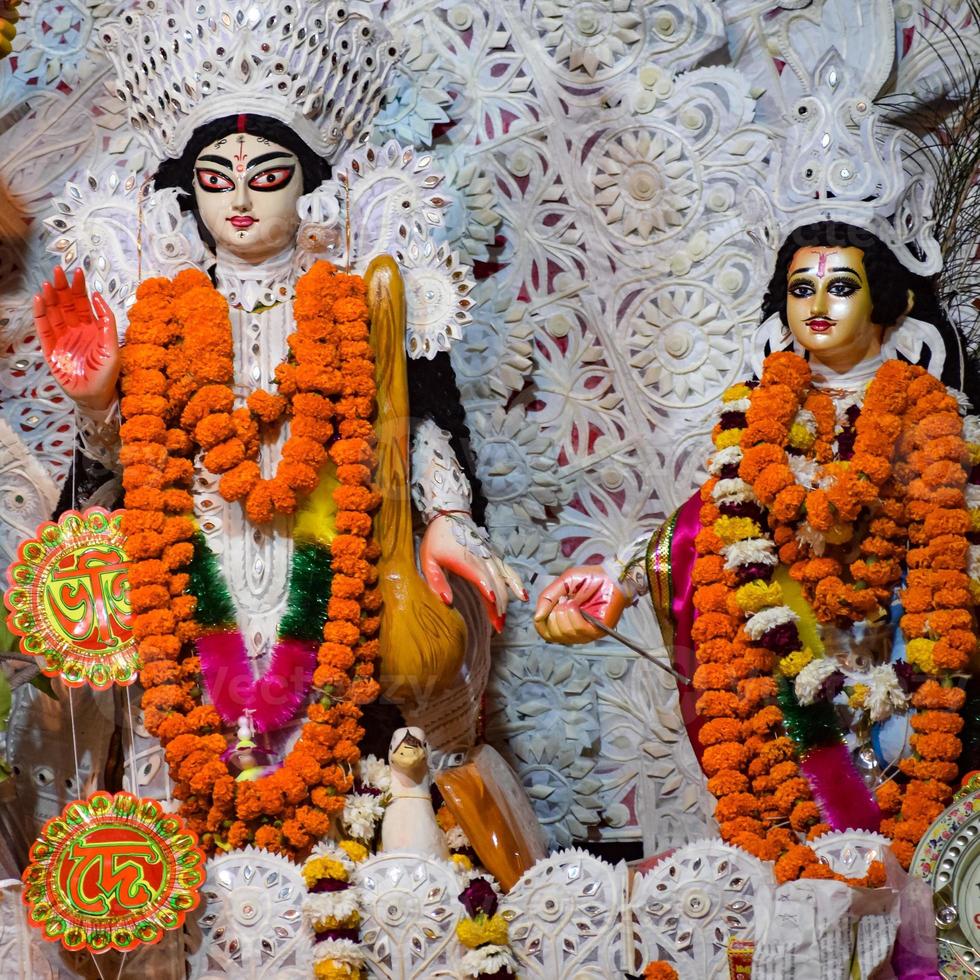 göttin durga mit traditionellem blick in nahansicht bei einem südkolkata durga puja, durga puja idol, einem größten hindu-navratri-festival in indien foto