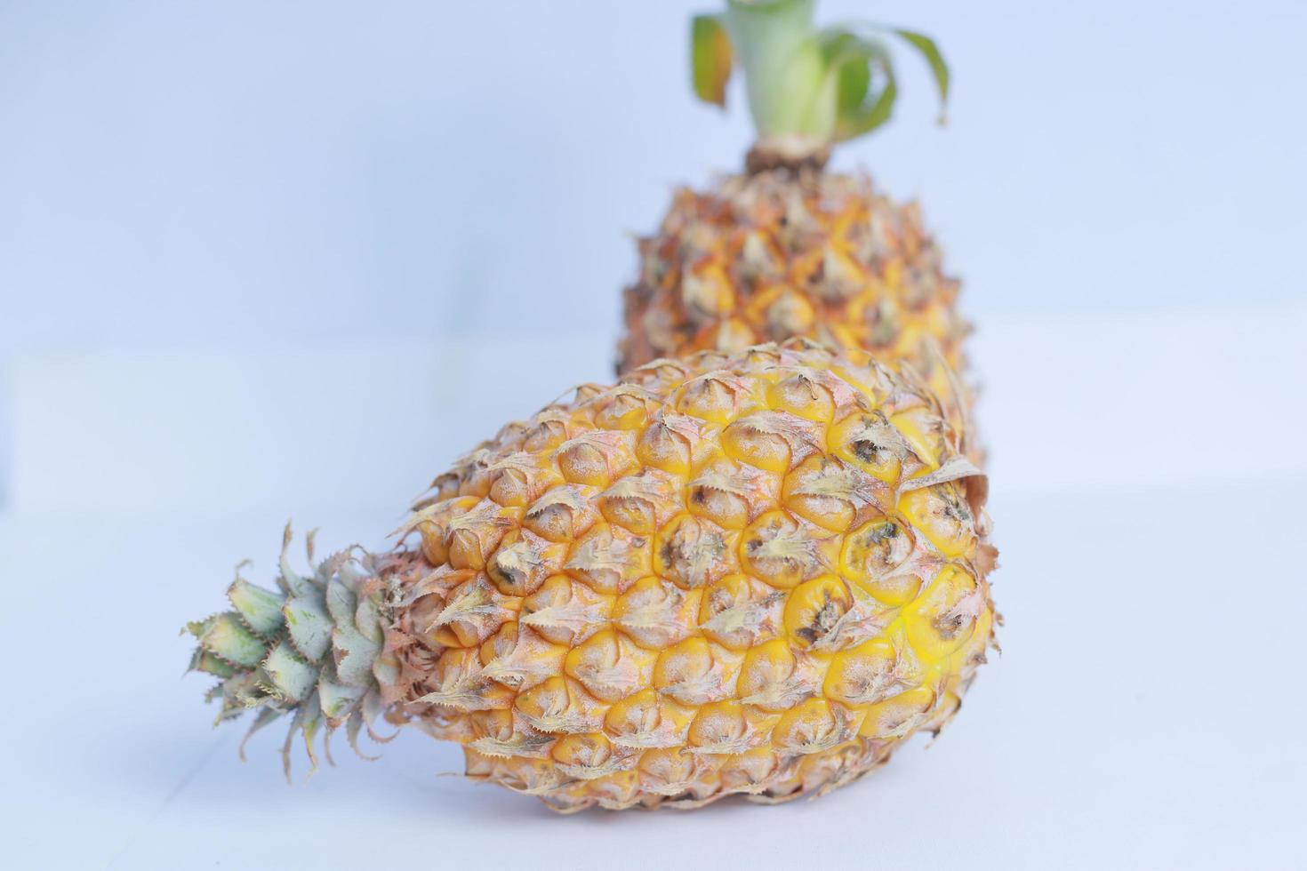 einzelne ganze Ananas isoliert auf weißem Hintergrund foto