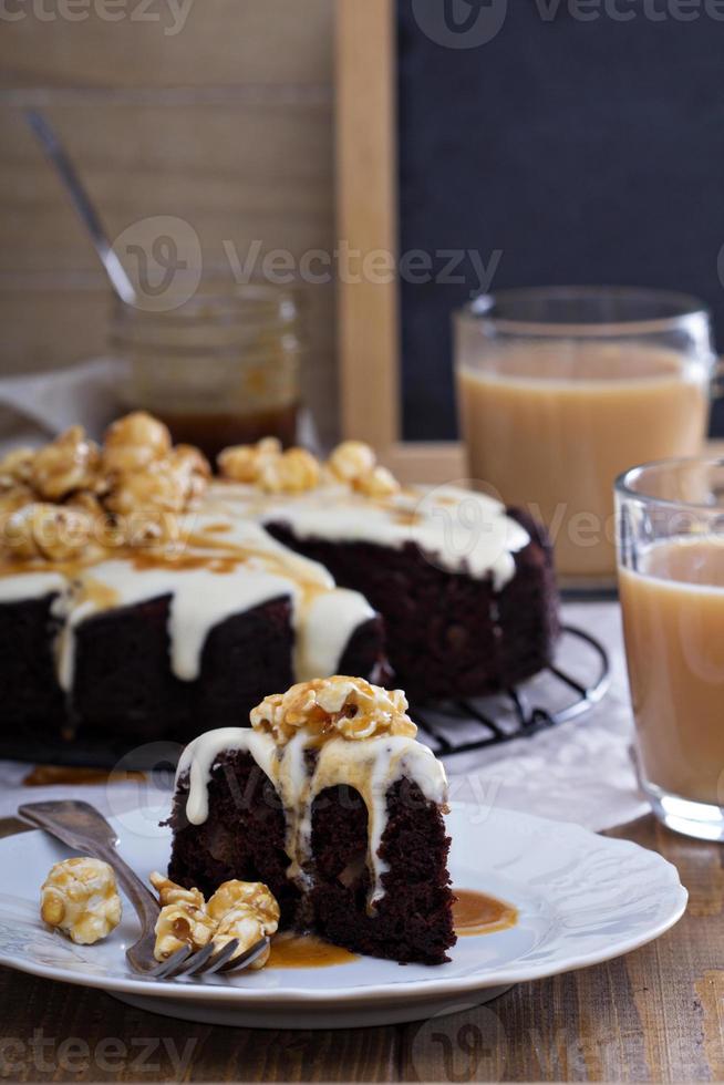 Schokoladenkuchen mit Cremeglasur und Karamell foto