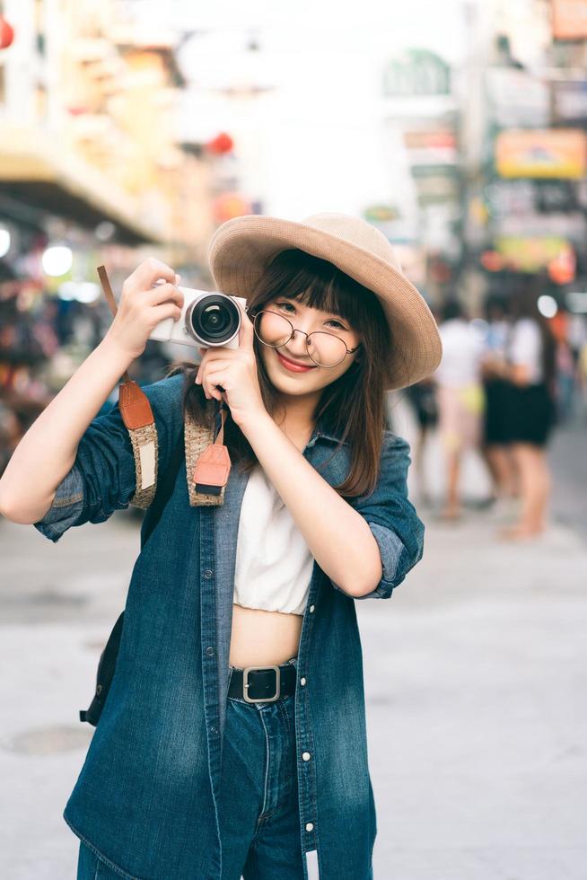 porträt des glücklichen reisenden adut asiatischen netten mädchens mit brille. foto