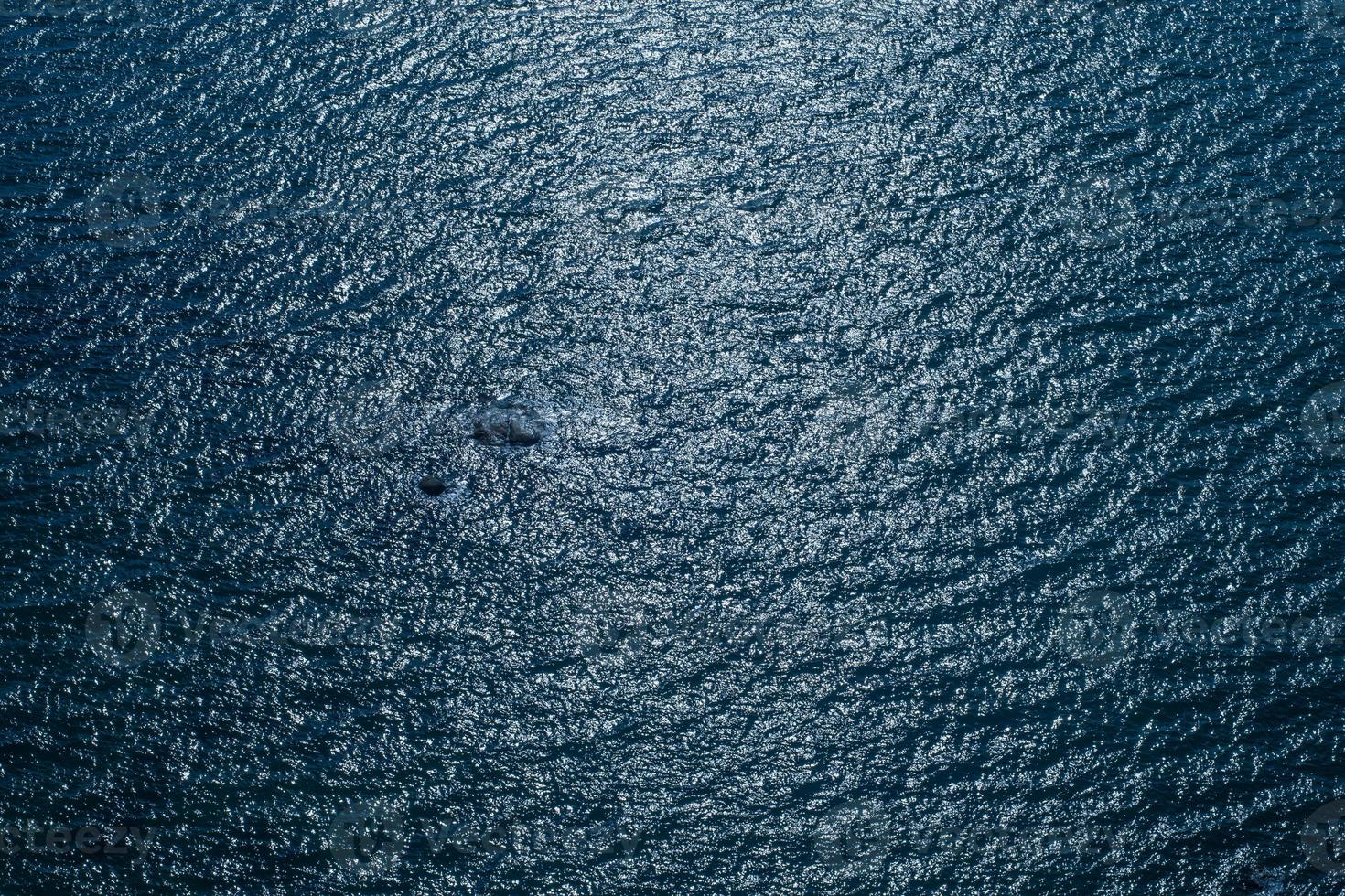 das tiefblaue Meer und die Welle bei Sonnenuntergang. foto